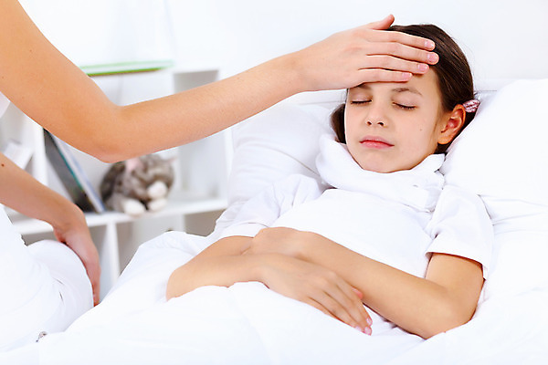 포토 JPG 해외이미지 백인 손 여자 딸 어린이 휴식 실내 건강 한명 상반신 옆모습 아웃포커스 신체부위 눕기 약 침실 환자 잠 열 질병 간호 돌봄 인플루엔자 의료성형뷰티 손짚기 소녀한명만 해외202004 해외포토 서양인 1 뷰포인트 컨셉 의학 가족 모션 촬영기법 사람 손짓 내부 바이러스 여자한명만 소녀만 파일형식