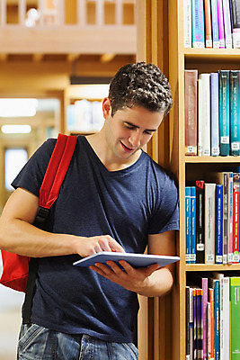 포토 JPG 해외이미지 백인 학생 교육 남자 책장 한명 서기 20대 책 학습 스터디 태블릿 독서 터치 정보 잡기 도서관 읽기 대학교 터치스크린 해외202004 해외포토 서양인 1 가구 학교 모션 사람 청년 전자제품 스마트기기 파일형식