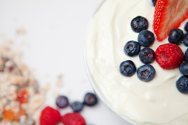 포토 JPG 해외이미지 딸기 사람없음 사발 달콤 크림 흰배경 블루베리 산딸기 뮤즐리 해외202004 해외포토 백그라운드 과일 흰색 사기그릇 맛 파일형식