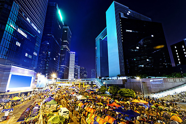 포토 JPG 해외이미지 학생 아시아 도로 우산 거리 사람 동양인 사람없음 평화 중국 분노 도시 그룹 군중 야간 토론 장면 반대 홍콩 혁명 길가 위기 정부 정책 집회 항의 많음 해외202004 해외포토 자연요소 감정 나라 길 컨셉 교통시설 인종 파일형식