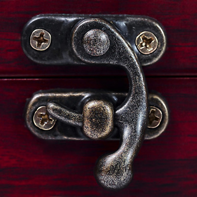 포토 JPG 해외이미지 가방 자물쇠 안전 사람없음 목재 장식 상자 갈색 금속 여행가방 골동품 뚜껑 잡기 화려 재산 황금 우아함 신비 나무상자 컨테이너 비밀 부식 복고 잠금 보안 객실 수납 해적 보물 발견 구식 궤 놋쇠 옛날 특별함 해외202004 해외포토 나무 잡화 산업 컬러 컨셉 재료 모션 재질 금융 도둑 파일형식