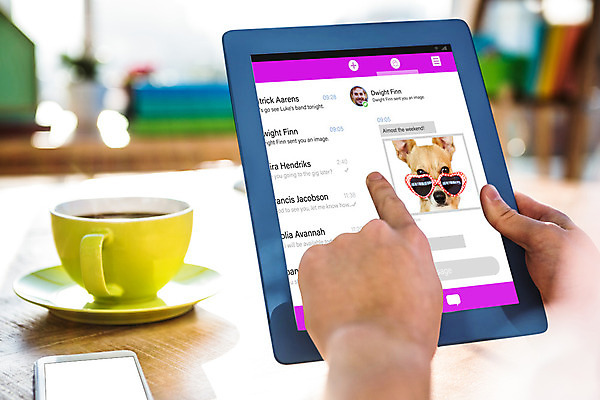 포토 JPG 해외이미지 백인 손 비즈니스 직장 들기 신체부위 컵 스마트폰 태블릿 사무실 스크린 터치 머그컵 잡기 작업 비즈니스맨 메뉴 파일 소셜 인터페이스 채팅 터치스크린 해외202004 해외포토 서양인 식기 남자 회사 모션 사람 전자제품 핸드폰 스마트기기 직장인 파일형식