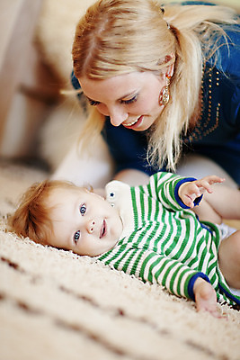 포토 JPG 해외이미지 백인 라이프스타일 응시 여자 딸 행복 장난 모녀 엄마 실내 사랑 사람 상반신 성인 두명 앞모습 옆모습 눕기 카펫 침실 방 육아 아기 돌봄 여자만 해외202004 싱글맘 한부모가족 해외포토 서양인 시선 감정 뷰포인트 가족 모션 내부 생활 파일형식