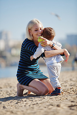 포토 JPG 해외이미지 라이프스타일 행복 아들 어린이 모래 바다 장난 가족 놀이 엄마 휴가 휴식 함께함 건강 사람 소년 야외 두명 걷기 육아 자유 아기 작음 세대 걸음마 초보 해외202004 싱글맘 한부모가족 해외포토 남자 감정 컨셉 관계 모션 생활 크기 파일형식