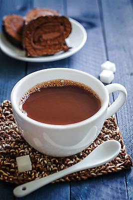 포토 JPG 해외이미지 커피 음료 음식 탁자 디저트 따뜻함 사람없음 컵 갈색 케이크 초콜릿 숟가락 거품 머그컵 흰색 뜨거움 액체 달콤 코코아 따뜻한음료 카카오 맛있는 해외202004 해외포토 식기 컬러 가구 수저 맛 파일형식