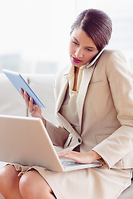 포토 JPG 해외이미지 여자 무선통신 직장 실내 한명 앉기 정장 20대 노트북 스마트폰 핸드폰 소파 태블릿 사무실 비즈니스우먼 무선전화기 터치스크린 스타일 해외202004 해외포토 1 옷 의자 회사 비즈니스 통신 모션 사람 청년 내부 전자제품 스마트기기 직장인 전화기 파일형식