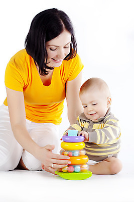 포토 JPG 해외이미지 백인 응시 여자 교육 행복 가족 놀이 엄마 함께함 사랑 사람 상반신 성인 두명 앞모습 옆모습 장난감 육아 아기 돌봄 해외202004 싱글맘 한부모가족 해외포토 서양인 시선 감정 뷰포인트 컨셉 관계 모션 파일형식