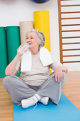 포토 JPG 해외이미지 백인 라이프스타일 여자 노년 스포츠 휴식 실내 건강 한명 앉기 물 수건 운동 매트 복지 체육관 70대 바디케어 해외202004 해외포토 자연요소 서양인 1 컨셉 모션 사람 성인 내부 생활 위생용품 사회이슈 파일형식