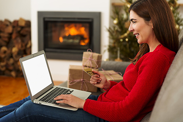 포토 JPG 해외이미지 나무 행복 크리스마스 돈 겨울 인터넷 가방 선물 한명 사람 앉기 노트북 쇼핑 컴퓨터 소파 상점 웹 신용카드 구매 고객 벽난로 결제 온라인 쇼퍼홀릭 해외202004 해외포토 식물 1 잡화 계절 기념일 감정 의자 모션 금융 전자제품 재산 파일형식