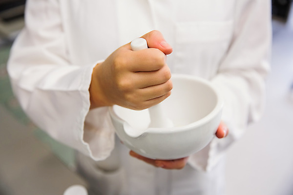 포토 JPG 해외이미지 손 실내 신체부위 약 작업 약국 준비 처방 조제 막자 약사 의료성형뷰티 연습생 해외202004 해외포토 의학 사람 내부 연습 만들기 파일형식