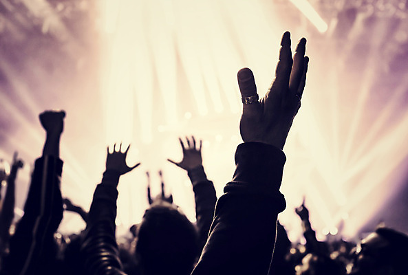 포토 JPG 해외이미지 무료이미지 손 행복 실루엣 음악 응원 조명 손짓 이벤트 여러명 야외 신체부위 빛 파티 손들기 축제 콘서트 공연 기쁨 무대 군중 야간 즐거움 클럽 흥분 해외202004 해외포토 자연요소 감정 다수 모션 문화예술 촬영기법 사람 파일형식 무료콘텐츠