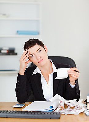 포토 JPG 해외이미지 백인 손 응시 여자 종이 컨셉 돈 비즈니스 탁자 갈색머리 한명 사람 앉기 성인 금융 사무실 펜 계산기 흰색 기록 업무 비즈니스우먼 계산 책상 회계 계산서 경영 계좌 세금 심각 해외202004 해외포토 서양인 1 헤어스타일 시선 컬러 가구 모션 문구용품 신체부위 경제 필기구 장비 작업 직장인 재산 파일형식