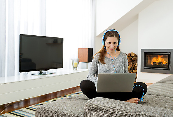 포토 JPG 해외이미지 백인 라이프스타일 행복 음악 겨울 주택 실내 따뜻함 한명 사람 앉기 장식 노트북 소파 헤드폰 방 듣기 읽기 벽난로 리빙 해외202004 해외포토 서양인 1 계절 감정 음향기기 의자 모션 문화예술 내부 건물 생활 전자제품 파일형식