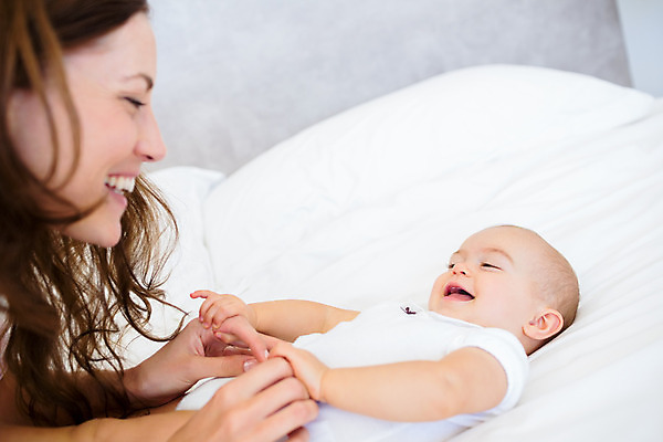 포토 JPG 해외이미지 백인 라이프스타일 여자 행복 얼굴 가족 엄마 실내 사랑 웃음 근접촬영 성인 두명 옆모습 30대 부모 눕기 침실 육아 침대 아기 잡기 돌봄 해외202004 싱글맘 한부모가족 해외포토 서양인 감정 뷰포인트 가구 관계 모션 표정 사람 내부 생활 신체부위 장년 파일형식