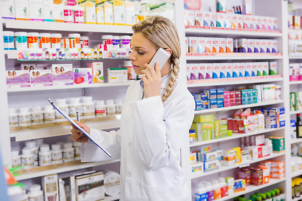 포토 JPG 해외이미지 백인 여자 무선통신 실내 한명 상반신 20대 성인 스마트폰 핸드폰 약 스크린 외침 터치 기록 작업 연결 약국 집중 통화 조제 약사 의료성형뷰티 성인여자한명만 연습생 해외202004 해외포토 서양인 1 컨셉 통신 의학 모션 사람 청년 내부 전자제품 스마트기기 소리 연습 만들기 여자한명만 성인여자만 파일형식