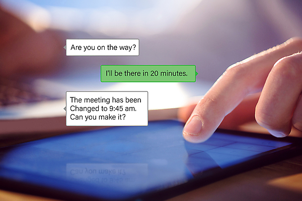 포토 JPG 해외이미지 손 남자 비즈니스 손가락 한명 근접촬영 20대 신체부위 스마트폰 태블릿 스크린 터치 잡기 작업 비즈니스맨 어플리케이션 책상 채팅 터치스크린 해외202004 해외포토 1 뷰포인트 가구 모션 사람 청년 전자제품 핸드폰 스마트기기 직장인 파일형식