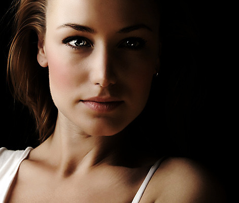 포토 JPG 해외이미지 백인 모델 여자 얼굴 백그라운드 그림자 한명 사람 성인 섹시 머리 유행 상점 검은색 어둠 흰색 화려 고급 우아함 닫기 피부 입술 어깨 슛 내추럴 고립 스타일 해외202004 관능적 해외포토 서양인 1 컬러 컨셉 모션 신체부위 파일형식