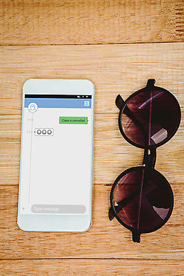 포토 JPG 해외이미지 탁자 근접촬영 사람없음 스마트폰 선글라스 스크린 어플리케이션 책상 인터페이스 채팅 터치스크린 카피스페이스 해외202004 해외포토 안경 뷰포인트 가구 핸드폰 스마트기기 공백 파일형식