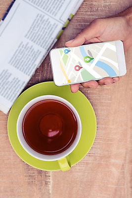 포토 JPG 해외이미지 라이프스타일 손 커피 음료 지도 통신 탁자 표시 들기 근접촬영 신체부위 컵 스마트폰 하이앵글 스크린 터치 머그컵 잡기 신문 어플리케이션 컵받침 책상 해외202004 해외포토 식기 뷰포인트 가구 모션 사람 생활 간행물 핸드폰 스마트기기 뉴스 받침대 파일형식