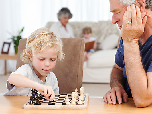 포토 JPG 해외이미지 백인 할아버지 남자 행복 어린이 가족 놀이 탁자 함께함 실내 사람 앉기 소년 여러명 성인 소파 기쁨 게임 체스 은퇴 결백 옛날 해외202004 집콕 해외포토 서양인 노년 감정 가구 다수 컨셉 의자 관계 모션 내부 신조어 파일형식 앳홈라이프