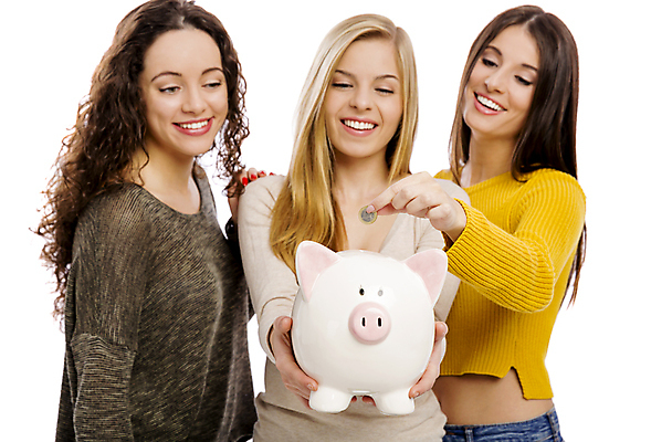 포토 JPG 해외이미지 백인 여자 교육 돈 미소 들기 사람 성인 앞모습 옆모습 세명 금융 친구 저축 돼지저금통 흰배경 성인여자만 해외202004 해외포토 서양인 뷰포인트 백그라운드 관계 모션 표정 경제 저금통 흰색 재산 여자만 성인만 파일형식