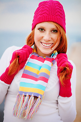 포토 JPG 해외이미지 백인 모델 라이프스타일 응시 옷 계절 여자 바다 포즈 백그라운드 겨울 하늘 따뜻함 한명 사람 성인 야외 10대 유행 목도리 스웨터 해외202004 손모아장갑 해외포토 서양인 1 시선 잡화 장갑 상의 청소년 생활 파일형식