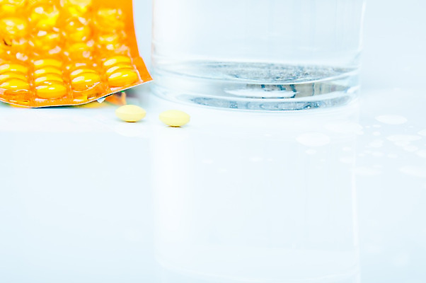 포토 JPG 해외이미지 음료 백그라운드 유리 스트레스 건강 사람없음 치료 물 파란색 알약 약 거품 고통 추위 흰색 액체 바이러스 떨어짐 질병 약국 오브젝트 예방 두통 처방 비타민 테라피 조제 고립 돌봄 복용 자살 진통제 항생제 해외202004 해외포토 자연요소 감정 컬러 컨셉 의학 모션 재질 뷰티 만들기 영양소 파일형식