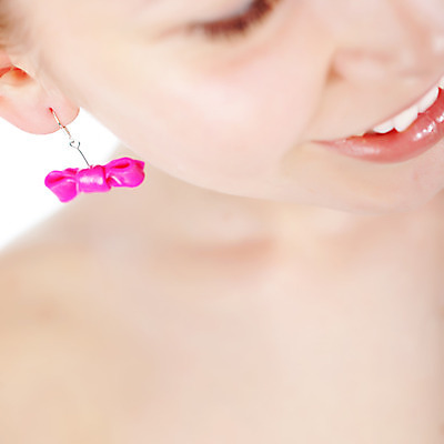 포토 JPG 해외이미지 백인 모델 디자인 여자 포즈 청소년 건강 미술 한명 사람 장식 10대 유행 귀걸이 흰색 플라스틱 보석 순수 활 핸드메이드 스타일 해외202004 관능적 해외포토 서양인 1 컬러 컨셉 장신구 재질 문화예술 광석 파일형식