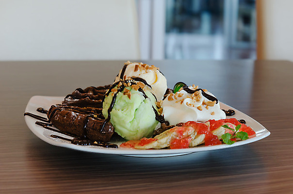 포토 JPG 해외이미지 음식 아이스크림 디저트 사람없음 컬러풀 갈색 초콜릿 흰색 달콤 크림 토핑 시럽 와플 페스츄리 해외202004 해외포토 빵 컬러 맛 파일형식