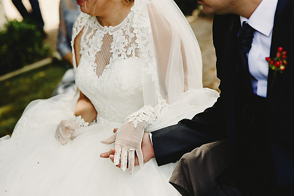 포토 JPG 해외이미지 주간 커플 공원 여자 남자 신부 결혼 결혼식 남편 상반신 성인 야외 두명 옆모습 성인만 해외202004 해외포토 자연요소 공공시설 뷰포인트 관계 사람 이벤트 파일형식