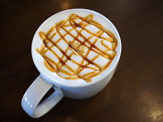 포토 JPG 해외이미지 라이프스타일 커피 음료 탁자 미술 사람없음 컵 갈색 카페 우유 흰색 신선 커피잔 크림 상쾌 카푸치노 라떼 카페인 캐러멜 해외202004 해외포토 식기 감정 컬러 가구 문화예술 디저트 잔 유제품 생활 상점 파일형식