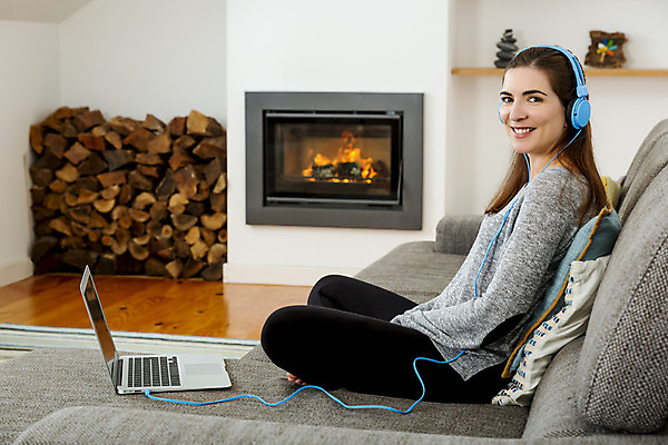 포토 JPG 해외이미지 백인 라이프스타일 행복 음악 겨울 주택 실내 따뜻함 한명 사람 앉기 장식 노트북 소파 헤드폰 방 듣기 읽기 벽난로 리빙 해외202004 해외포토 서양인 1 계절 감정 음향기기 의자 모션 문화예술 내부 건물 생활 전자제품 파일형식