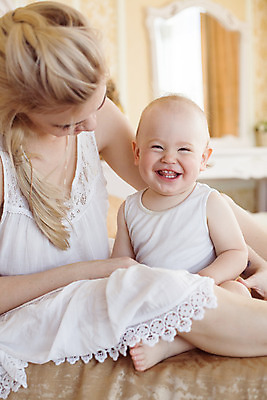 포토 JPG 해외이미지 백인 응시 남자 아들 가족 엄마 실내 사랑 웃음 사람 앉기 상반신 성인 두명 앞모습 육아 아기 잡기 돌봄 해외202004 아들바보 싱글맘 한부모가족 해외포토 서양인 시선 감정 뷰포인트 관계 모션 표정 내부 파일형식