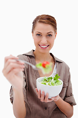 포토 JPG 해외이미지 라이프스타일 여자 다이어트 실내 건강 한명 서기 들기 상반신 20대 성인 앞모습 샐러드 사발 소프트포커스 먹기 성인여자한명만 해외202004 해외포토 1 음식 뷰포인트 모션 촬영기법 사람 청년 내부 생활 사기그릇 여자한명만 성인여자만 파일형식