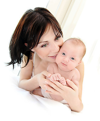 포토 JPG 해외이미지 백인 라이프스타일 여자 행복 얼굴 가족 안기 포옹 엄마 사랑 사람 상반신 성인 두명 앞모습 부모 육아 아기 돌봄 해외202004 싱글맘 한부모가족 해외포토 서양인 감정 뷰포인트 관계 모션 생활 신체부위 파일형식