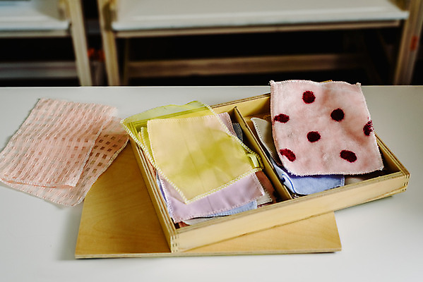 포토 JPG 해외이미지 학생 손 여자 교육 백그라운드 패턴 교실 학교 표면 수업 프레임 사람없음 초록색 우주 칠판 장비 시험 정보 흰색 심볼 그림 분필 질감 냅킨 걸레 삭제 옛날 조언 목차 해외202004 해외포토 컬러 무늬 사람 신체부위 청소도구 초크 파일형식