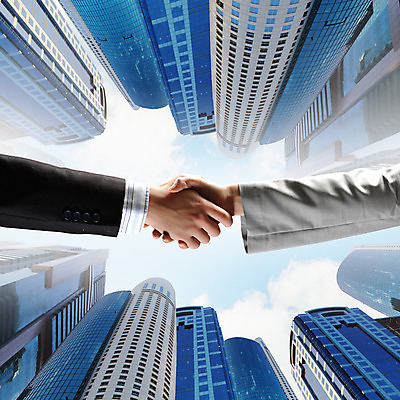 포토 JPG 해외이미지 손 남자 컨셉 회사 비즈니스 사업가 성공 협력 악수 사람 건물 신체부위 사무실 검은색 축하 직원 계약 정중 해외202004 해외포토 직업 건축물 컬러 손짓 파일형식