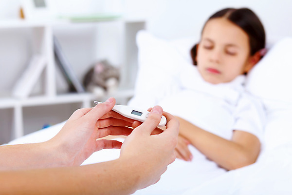 포토 JPG 해외이미지 백인 손 여자 딸 어린이 휴식 실내 건강 한명 사람 상반신 옆모습 아웃포커스 약 침실 환자 열 질병 온도계 간호 돌봄 인플루엔자 의료성형뷰티 소녀한명만 해외202004 해외포토 서양인 1 뷰포인트 컨셉 의학 가족 모션 촬영기법 내부 신체부위 바이러스 여자한명만 소녀만 파일형식