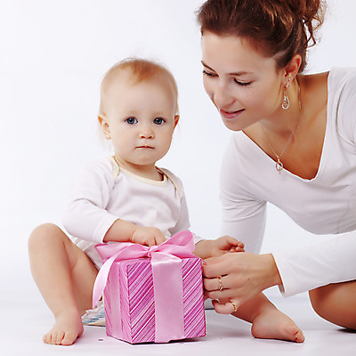 포토 JPG 해외이미지 전신 백인 응시 여자 딸 어린이 가족 모녀 엄마 사랑 사람 앉기 상반신 성인 두명 앞모습 옆모습 선물상자 육아 아기 잡기 달콤 흰배경 돌봄 여자만 해외202004 싱글맘 한부모가족 해외포토 서양인 시선 감정 뷰포인트 백그라운드 관계 모션 선물 상자 흰색 맛 파일형식