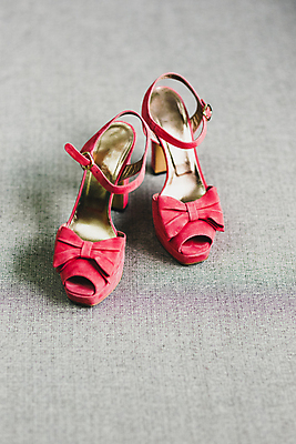 포토 JPG 해외이미지 구두 신발 실내 사람없음 빨간색 하이힐 오브젝트 해외202004 해외포토 컬러 내부 여성화 파일형식