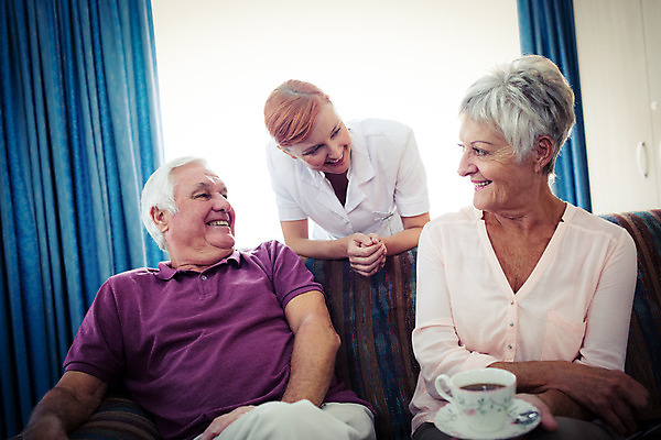 포토 JPG 해외이미지 백인 라이프스타일 여자 노년 남자 행복 컨셉 건강 병원 성인 세명 30대 건강관리 환자 간호사 도움 60대 서비스 70대 의료성형뷰티 해외202004 해외포토 서양인 감정 의학 관리 사람 생활 장년 의료진 파일형식