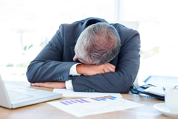 포토 JPG 해외이미지 백인 남자 중년 50대 넥타이 휴식 직장 실내 피곤 한명 사람 앉기 정장 노트북 컴퓨터 사무실 비즈니스맨 찡그림 책상 파일 해외202004 해외포토 서양인 1 잡화 옷 가구 컨셉 회사 비즈니스 모션 표정 성인 내부 전자제품 직장인 파일형식