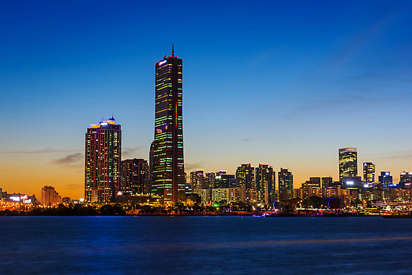 포토 JPG 해외이미지 아시아 여행 비즈니스 건축양식 산 서울 한국 안테나 동양인 풍경 사람없음 건물 금융 도시풍경 탑 텔레비전 어둠 황혼 새벽 도시 센터 N 도심 야간 저녁 장면 지역 대도시 스카이라인 남쪽 해외202004 해외포토 자연요소 건축물 알파벳 건축 나라 통신 인종 경제 전자제품 일몰 방향 파일형식
