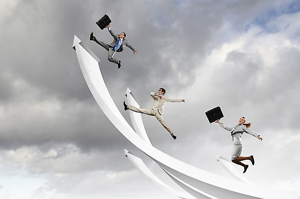 포토 JPG 해외이미지 백인 구름 여자 남자 비즈니스 사업가 하늘 그래프 들기 사람 야외 세명 금융 달리기 판매 점프 경쟁 우승 비즈니스맨 비즈니스우먼 시장 사인 만들기 이익 수익 수입 성인만 해외202004 해외포토 자연요소 서양인 직업 컨셉 모션 경제 최고 직장인 파일형식