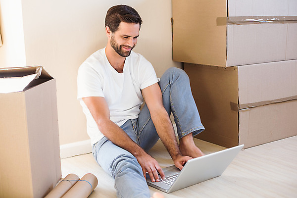 포토 JPG 해외이미지 백인 라이프스타일 남자 행복 가정 새로움 바닥 아파트 주택 실내 한명 앉기 성인 캐주얼 30대 노트북 컴퓨터 상자 타이핑 해외202004 해외포토 서양인 1 옷 감정 컨셉 모션 사람 내부 건물 생활 장년 전자제품 파일형식