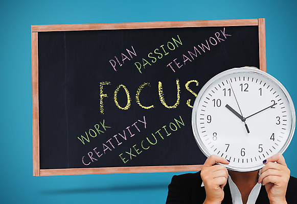 포토 JPG 해외이미지 백인 여자 시계 비즈니스 한명 20대 그래픽 초록색 노란색 디지털 칠판 흰색 잡기 시간 업무 비즈니스우먼 계획 파란배경 숨기 해외202004 해외포토 서양인 1 컬러 백그라운드 컨셉 모션 사람 청년 파란색 작업 직장인 파일형식