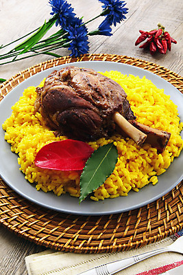 포토 JPG 해외이미지 전통 접시 음식 밥 뼈 육류 돼지고기 요리 사람없음 노란색 주방 이탈리아 돼지 굽기 허벅지 점심식사 리조또 사프란 수유 해외202004 해외포토 식기 유럽 컬러 식재료 포유류 신체부위 식사 구이 향신료 파일형식