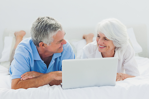 포토 JPG 해외이미지 백인 커플 여자 노년 남자 행복 쿠션 베개 휴식 함께함 실내 사랑 미소 두명 노트북 노후 침실 이불 백발 침대 60대 70대 노인만 해외202004 해외포토 서양인 헤어스타일 감정 가구 컨셉 관계 침구 표정 사람 성인 내부 전자제품 성인만 파일형식