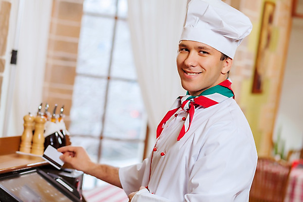 포토 JPG 해외이미지 백인 라이프스타일 남자 행복 비즈니스 손가락 실내 한명 사람 앉기 성인 30대 식당 카페 흰색 구매 상인 웨이터 고객 서비스 전자 해외202004 해외포토 서양인 직업 1 손 감정 컬러 모션 내부 생활 장년 쇼핑 상점 파일형식