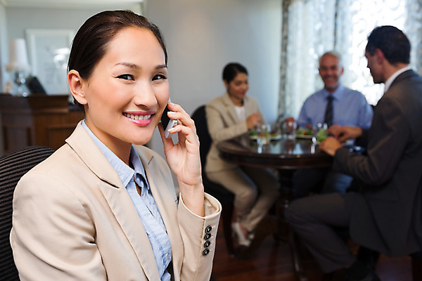 포토 JPG 해외이미지 백인 응시 여자 남자 행복 40대 중년 50대 탁자 직장 함께함 실내 앉기 동양인 정장 여러명 20대 성인 30대 스마트폰 사무실 직장인 비즈니스맨 비즈니스우먼 무선전화기 스마트 동료 직원 스타일 해외202004 해외포토 서양인 직업 시선 옷 감정 가구 다수 컨셉 회사 비즈니스 관계 모션 사람 인종 청년 내부 장년 핸드폰 스마트기기 전화기 파일형식